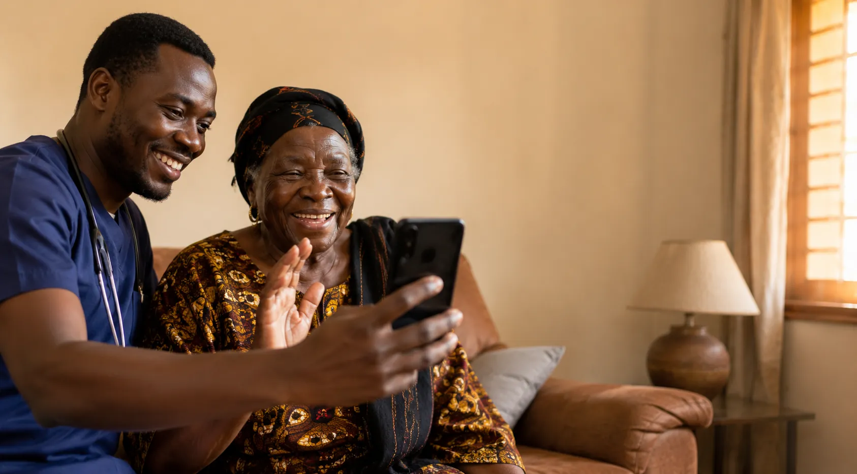 Soins à domicile pour un parent au Mali organisés depuis l'étranger, appel vidéo familial