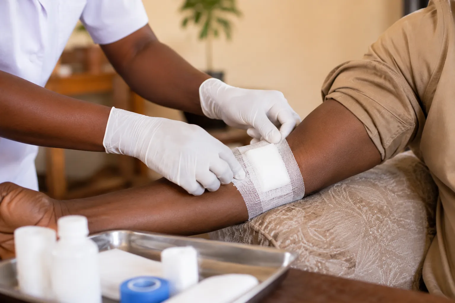 Infirmier diplômé réalisant un soin à domicile à Bamako